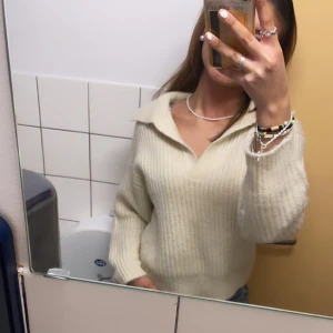 lotte stickad sweater - Sötaste tröjan från Gina! Använd endast 1 gång därav är den i alldeles nytt skick! I priset är frakt INKLUDERAT,,, orginala priset är 360kr! 💗