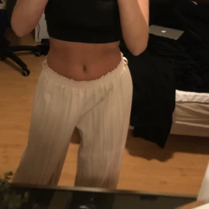  Kostymbyxor  - Jättefina kostymbyxor i ljusbeige/krämfärgade. Går att ha både som högmidjade och lågmidjade! Köpta för väldigt längesedan så vet inte märke eller storlek då jag klippt av lappen. Men har för mig att de va one size, alltså passar de XS - L. Har resor i midjan som är väldigt töjbart där av passar olika storlekar. För referens är jag ca 170cm lång!  Köparen står för frakt💕 pris kan oftast diskuteras och kan ge paketpris så kika gärna in de andra jag säljer