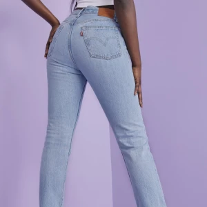 Levis 501  - Gillar inte hur dem satt på mig så är nyskick. Använda 2gånger Köparen betalar frakt. Kan gå ner i pris vid snabb affär!