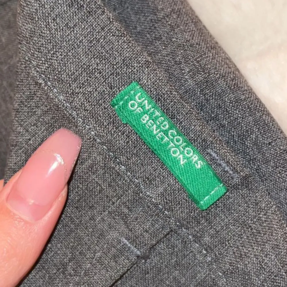 Superfina mid waist gråa kostymbyxor från Benetton!🤩 Är i italiensk storlek 40 men är små i storleken så passar S. Köpta för ca 900kr. Säljer för att dem är för små.💓. Jeans & Byxor.