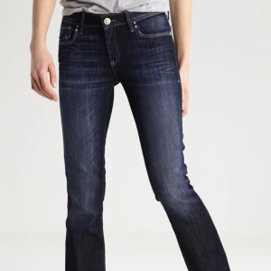 Lågmidjade jeans - Jag säljer nu dessa skitsnygga low rise/mid Rise jeans från Mavi. Dom är aldrig använda med lappen på och säljer pga att dom var lite förstora i midjan. Stl 26/30, S. Buda från  630, köp direkt för 700+frakt.
