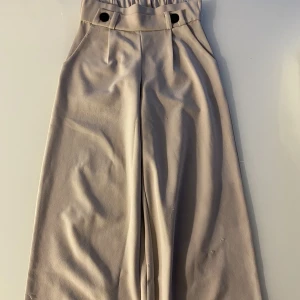 Vida beige byxor - Underbara beiga byxor, använts en gång. Den har dock en liten fläck som säkert går bort. Som kompensation sänker jag priset. Köparen står för frakten 💕🌸