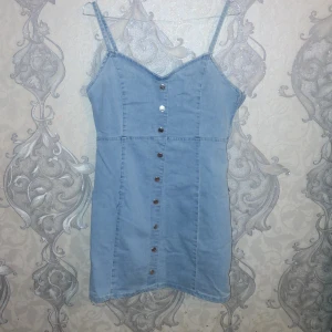 Demin klänning  - Passar perfekt för vinter och hösten! Och i bra skick