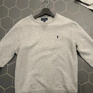 Ralph Lauren Sweatshirt - Bra skick, strl XL men jag har själv strl M/L i tröjor och den passar mig bra. (Billigare vid snabbare affär)