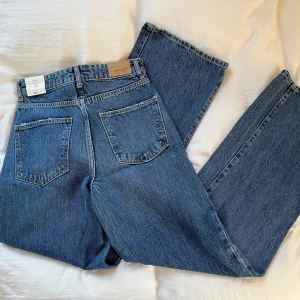 Idun Jeans - Pris inklusive frakt! Helt oanvända ”Idun-jeans” från Gina. Prislappen kvar. Högmidjade och långa i benen. Utsåld färg. Nypris 549 kr. 