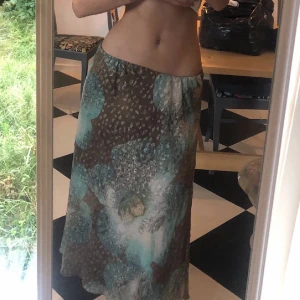 Långkjol  - Lång kjol, brun turkos med guldiga detaljer.