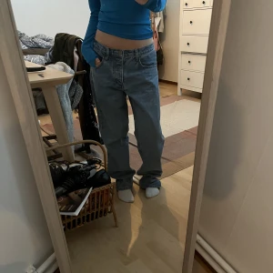 Bagge jeanse brandy  - Säljer dessa jättesnygga jeansen från brandy Melville eftersom det är för stora på mig, i fint skick fast lite skadade i slutet av byxan då jag har trampat på dem. 