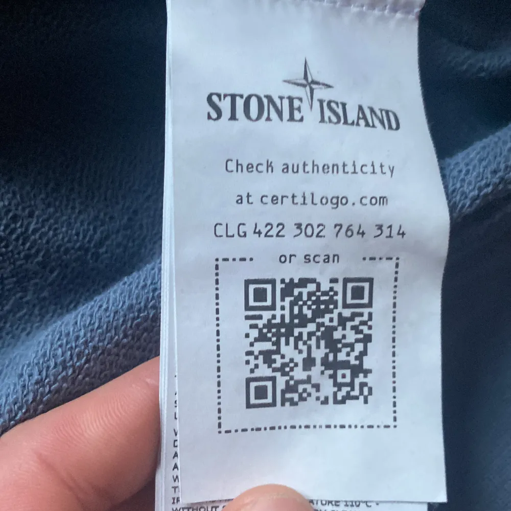 Säljer min Stone Island hoodie med dragkedja. Bra skick.  Nypris: 1700kr men säljs inte längre vad jag har sett. Fraktar och möts upp i Stockholm. Pris kan diskuteras . Tröjor & Koftor.