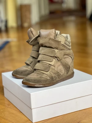 Isabel Marant Bekett Sneakers - Isabel Marant Sneakers i supersnygg beige färg. Storlek 37. Orginalförpackning kommer självklart med ! Kan mötas upp i Sthlm eller skicka på post