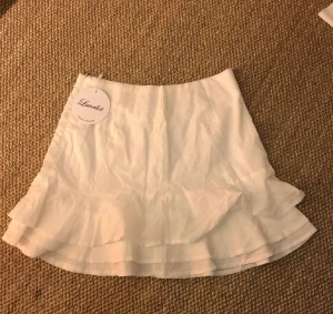 Volangkjol - Helt oanvänd, har prislapp kvar. Storlek 12? Antar att de e ca medium/large men kan kolla för säkerhetsskull!