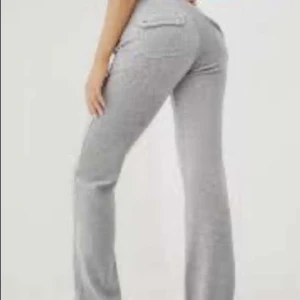 Gråa juicy byxor  - Säljer åt en vän. I väldigt bra skick, inga defekter eller annat. Kom privat för egna bilder 