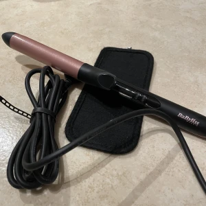 Babyliss Paris Locktång 25mm  - Säljer denna locktång då den inte längre kommer till användning. Köpte för 1 år sen, sparsamt använd! Orginal pris ca 400kr. Möts helst i Stockholm! Annars 200kr inkl. frakt 