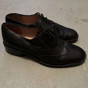 Oxfordskor med brougesmönster - Låga eleganta skinskor med stängd snörning i väldigt gott skick
