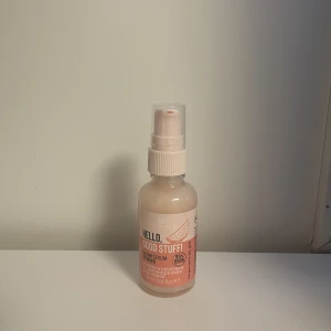 Essence glow primer - Hello Good Stuff Glow Serum Primer som är helt ny inte ens öppnad 50kr inkl frakt  
