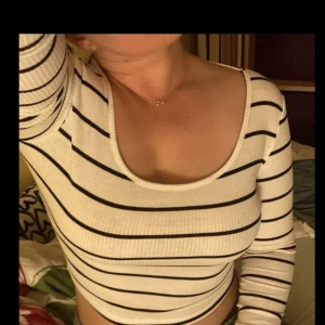 Randig topp - Väldigt väldigt fin topp från H&M 🖤har haft den ganska länge men den har inga fläckar alls 🖤 Sorlek XS , 40 + 56kr ( frakt ) 🖤