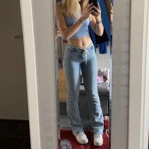 Lågmidjade jeans  - Lågmidjade jeans från hm, jättefina men kommer tyvärr inte till användning, endast använda 2 gånger. 180kr + Frakt. Högst bud vinner.  