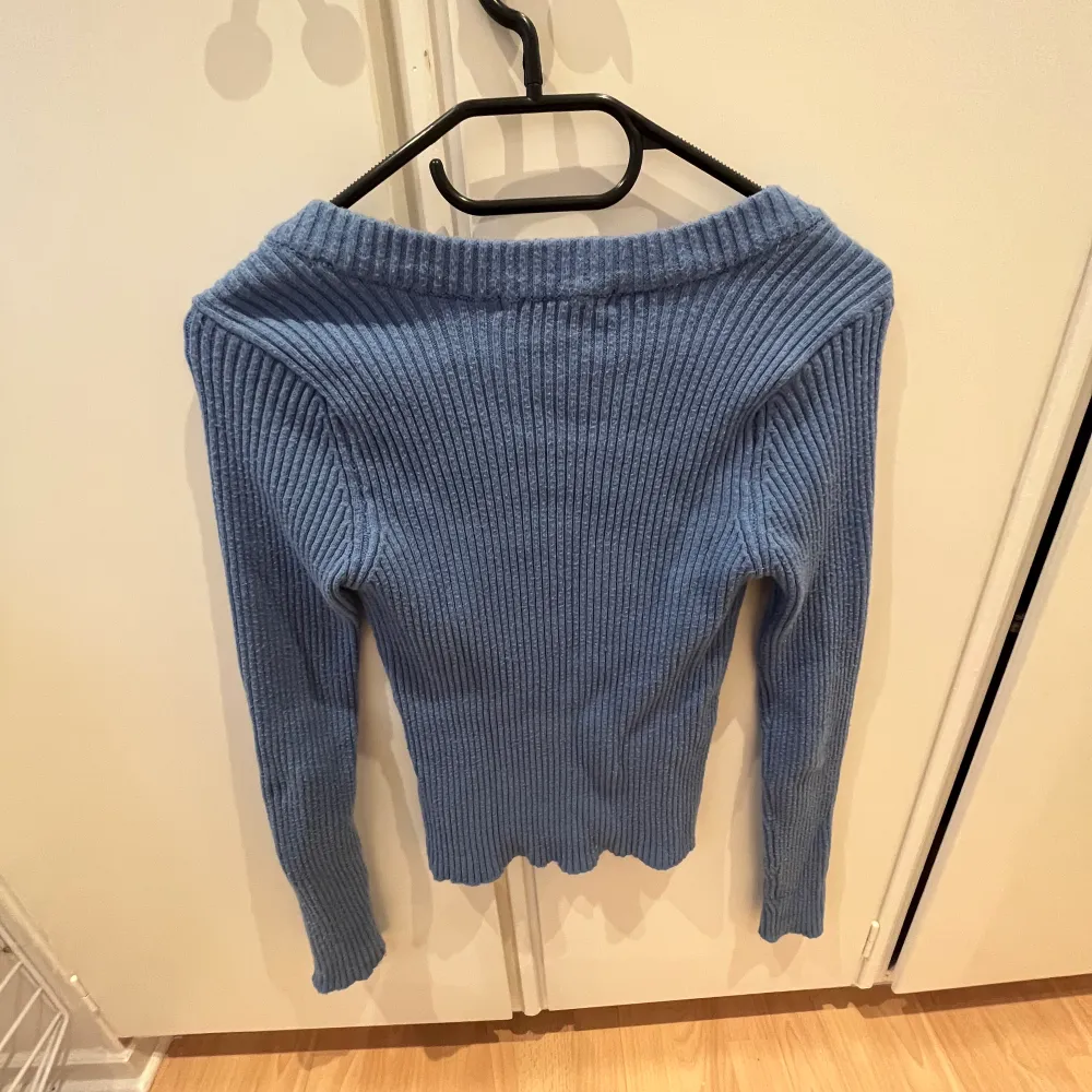 Jag säljer denna underbara ginatricot tröjan. Den är i storlek S och anser att den har en jättenfin färg. rekomenderar med ett par lågmidjade jeans💘💘. Tröjor & Koftor.