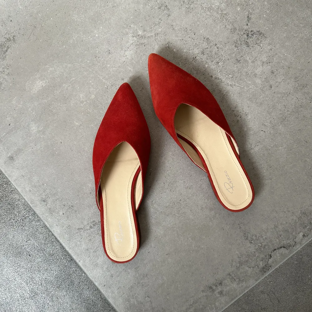 Säljer dessa såå snygga röda slip in skorna ❤️ använda två gånger💗 köpta för 1200kr. Skor.