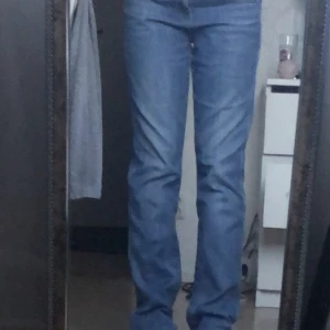 Jeans  - Osäker på storlek men jättefina har vanligtvis 36 i jeans, kollar frakt vid intresse🤍