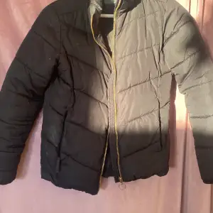 Säljer denna jacka då det inte är min stil längre. Inga defekter ✨ Ny pris 500kr men säljer för 150kr💕