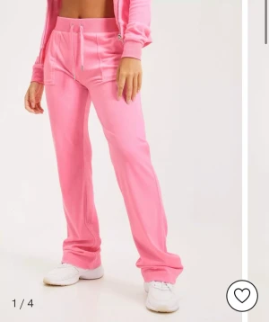 Juicy couture byxor - Säljer mina juciy couture byxor i rosa då de var lite för stora för mig. Använda fåtal gånger och är i nyskick. Bilder taget från internet. DM för fler bilder 