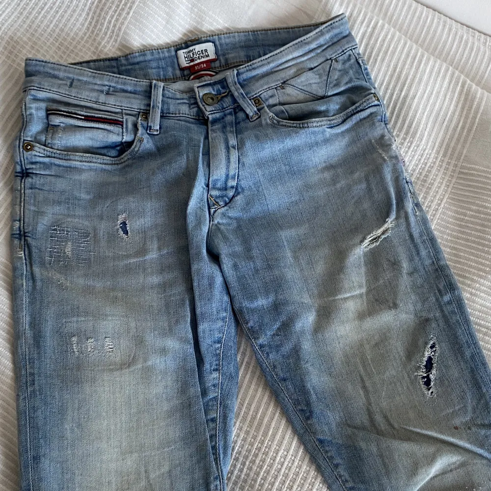 Tommy Hilfiger, blåa jeans Passform: Slim fit Storlek: w 31 l 34. Säljer gör jag växt ur dem. Annars hade jag haft dem, väldigt sköna och stretchiga. Jeans & Byxor.
