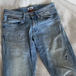 Blåa jeans, Tommy Hilfiger - Tommy Hilfiger, blåa jeans Passform: Slim fit Storlek: w 31 l 34. Säljer gör jag växt ur dem. Annars hade jag haft dem, väldigt sköna och stretchiga