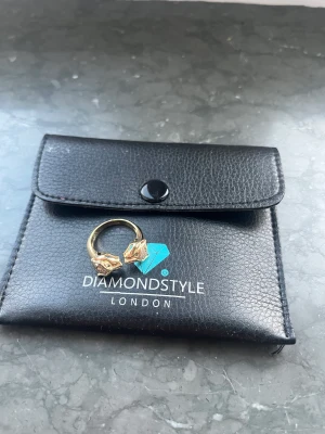 Ring  - Super fin ring med lejon på. aldrig  använd då den inte riktigt är min stil