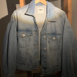 Jeansjacka  - Jeansjacka från Zara, säljs då den inte används längre 😊