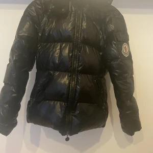 Vintage moncler - Vintage monclerjacka, äkta.. Införskaffades innan dom började med code/qr registrering. Kan skicka fler bilder på detaljer om så önskas.