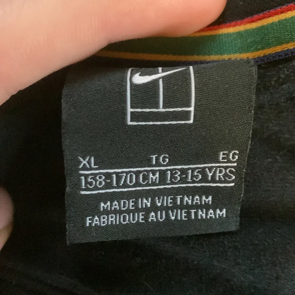 Säljer en Nike tröja som blivit för liten, storlek 158-170 cm . Hoodies.