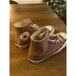 Bruna converse  - Säljer nu mina as balla skor från converse i färgen brun. Använda men fint skick
