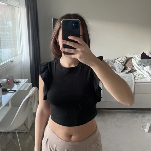 Zara topp - Tröja från zara med volanger