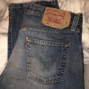 501 Levi’s jeans - snyyyyggaste Levi’s jeansen i den klassiska modellen 501, fin wash och hål i knäna. tyvärr för små för mig så kan ej skicka bilder på. står 30/32 i storlek, men vet inte hur accurate det är. 39x2 cm i midjan! först till kvarn!