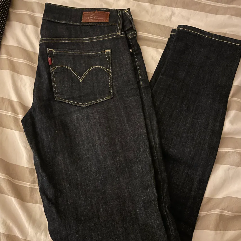 Snygga och tajta jeans från Levis i strl W28-L30 men är mer som en W27. I nyskick! . Jeans & Byxor.