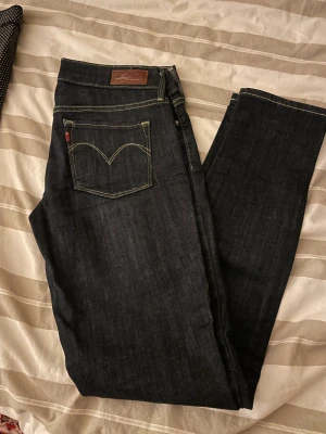 Levis jeans låg midja  - Snygga och tajta jeans från Levis i strl W28-L30 men är mer som en W27. I nyskick! 