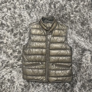 Moncler väst - Moncler GUI väst i unik slutsåld färg! Storlek 3 vilket passar S/M. Nypris ca 7000kr. Kvitto finns. Sydd i ryggen därför är det en extra linje, kom privat för bättre bild. Går att diskutera pris vid snabb affär