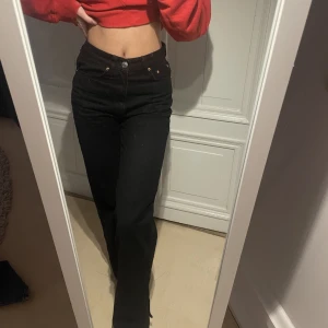Jeans - Säljer ett par svarta jeans med slits vid båda anklarna ifrån Gina Tricot, i storlek 30 (petite avdelningen). Köpta för 499kr men säljer för 150kr ( använda 1-2 gånger).