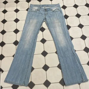 Lågmidjade jeans - Skitsnygga lågmidjade jeans som tyvärr är för små för mig. 39 cm midjemått tvärs över innerbenslängd 80cm