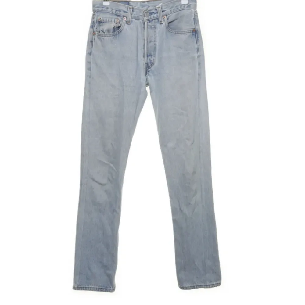 Snygga vintage Levis 501. Det är straight leg jeans med en mid rise midja. W28 L32. Jeans & Byxor.
