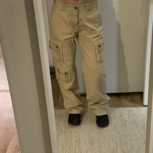 Beige cargos - Cargobyxor storlek 32 jag på bilder brukar ha S är 173 cm. 