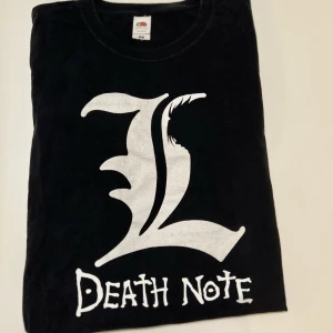 T-Shirt Death Note - Anime / manga Death Note Tshirt storlek M. Lite urtvättad säljs därav för 49:- :) Bud gärna med eget prisförslag! Vid köp av flera saker kan jag möjligtvis fixa paketpris så fråga! Frakt spårbart 11kr