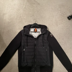 Parajumpers cardigan  - Säljer nu en parajumpers cardigan i storlek M, den är i väldigt bra skick! Skick 8,5/10. Nypris runt 3700kr. Den är självklart äkta, jag har äktehetsbevis!  Hör gärna av dig om du har frågor! 