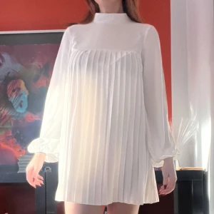 Vit studentklänning - Min vita studentklänning från Asos, använd endast en gång på studentdagen🤍 Superhärlig och luftig, kändes aldrig för varm. Har en superliten bläck fläck som syns på sista bilden, på underdelen av handleden och syns därför inte framifrån eller från sidan.