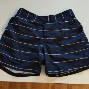 Badshorts dressman. - Badshorts med innenät från dressman. Korta i ben längden, gott skick.