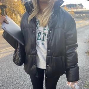 Jacka - Säljer min superfina skinnjacka från veromoda som tyvärr är för liten för mig! Den har inga defekter och är sparsamt använd!! Köpare står för frakt, skriv för fler bilder eller frågor💗💗