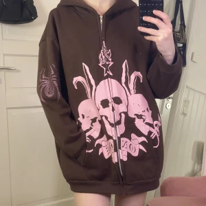Brun hoodie - Skitball hoodie med dödskallar och spindel tryck. Storlek M, lite oversized på mig som har S i storlek. Säljer för 300 kr. Köpare står för frakten. 💖