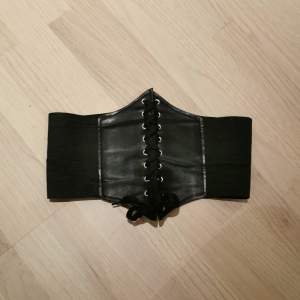 svart enkel corset med kardborreband