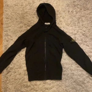 Stone island zip  - Skick 8/10 Säljer pga för liten Ny pris ca 2000kr