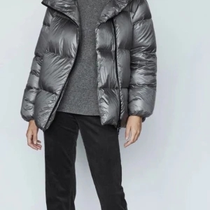 Massimo dutti jacka grå - Säljer finns fina, varma vinterjacka. Använde nångra gånger förra året, och i bra skick, möts upp eller fraktar, köpare står för frakten, hör av dig för mer bilder. Pris går att diskutera